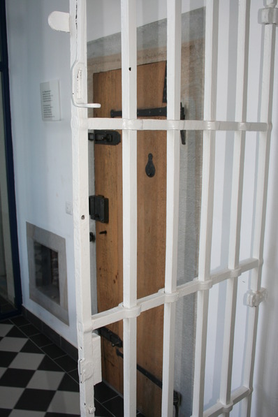 Gitter mit Gefängniszelle