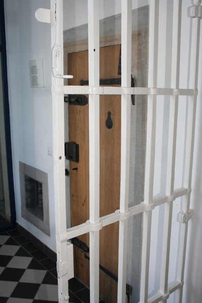 Gitter mit Gefängniszelle